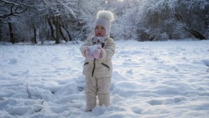 Первый снег малыша